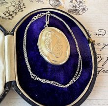 Charger l&#39;image dans la galerie, Vintage English Quatrefoil Sterling Silver Locket Pendant Necklace. Art Nouveau Style Floral Engraved Silver Oval Photo Locket On Chain
