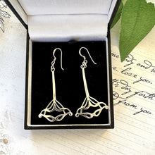 Cargar imagen en el visor de la galería, Vintage Sterling Silver Art Nouveau Style Long Drop Earrings
