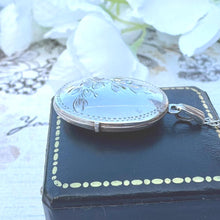 Carica l&#39;immagine nel visualizzatore di Gallery, Vintage 1970s Engraved Forget-Me-Not Sterling Silver Locket Pendant Necklace. Art Nouveau Style Oval Photo Locket &amp; Chain
