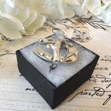 Carica l'immagine nel visualizzatore di Gallery, Victorian Sterling Silver Horseshoe &amp; Whip Brooch
