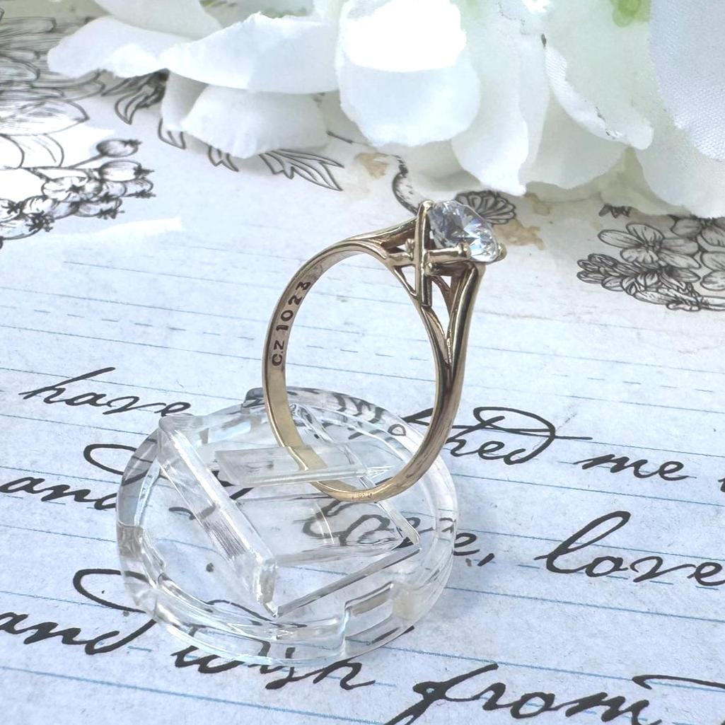 Vintage 9ct Yellow Gold Kiss Setting CZ Crystal 1.0ct Solitaire Ring. Classic 1980s Simulated Diamond Engagement Ring, Size UK O/ US 7
