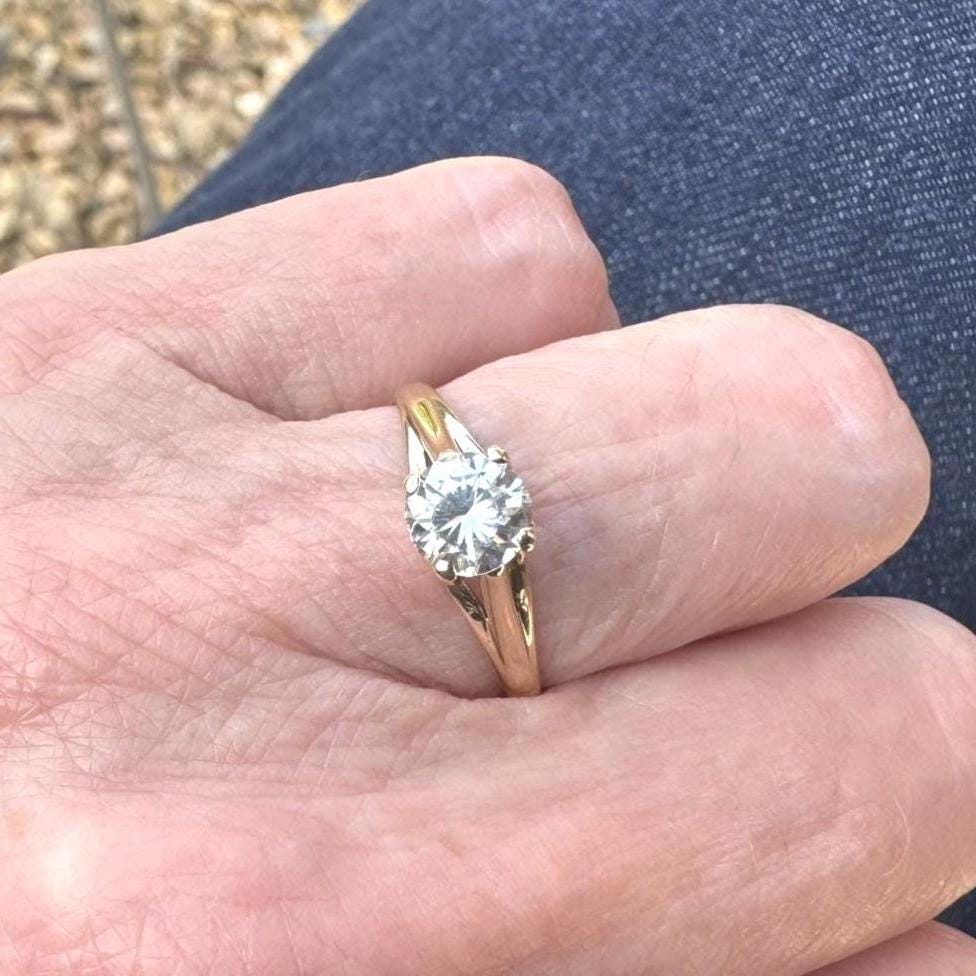 Vintage 9ct Yellow Gold Kiss Setting CZ Crystal 1.0ct Solitaire Ring. Classic 1980s Simulated Diamond Engagement Ring, Size UK O/ US 7