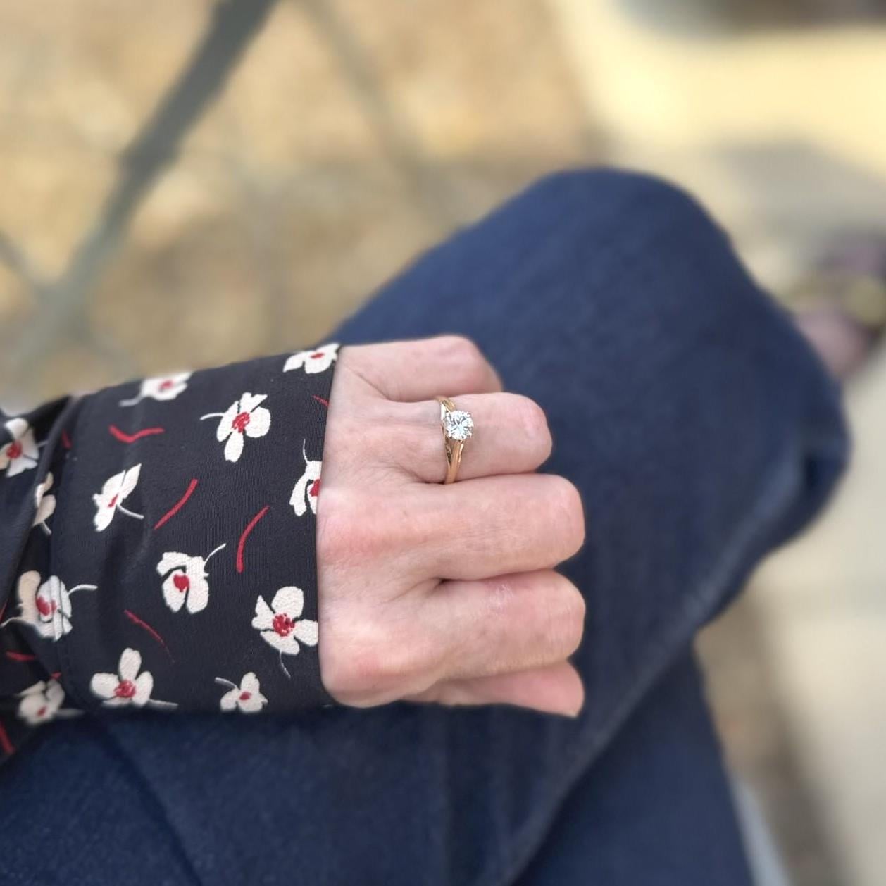 Vintage 9ct Yellow Gold Kiss Setting CZ Crystal 1.0ct Solitaire Ring. Classic 1980s Simulated Diamond Engagement Ring, Size UK O/ US 7