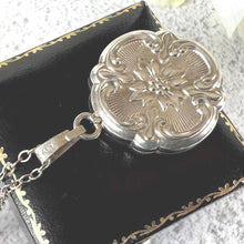 Carica l&#39;immagine nel visualizzatore di Gallery, Vintage Sterling Silver Engraved Poinsettia Quatrefoil Locket Pendant Necklace. Art Nouveau Revival Locket &amp; Chain, Andreas Daub, Germany
