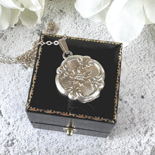 Carica l&#39;immagine nel visualizzatore di Gallery, Vintage Sterling Silver Engraved Poinsettia Quatrefoil Locket Pendant Necklace. Art Nouveau Revival Locket &amp; Chain, Andreas Daub, Germany
