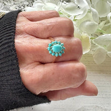 Carica l&#39;immagine nel visualizzatore di Gallery, Vintage 1976 9ct Yellow Gold &amp; Turquoise Cluster Ring. Vibrant Duck-Egg Blue Gemstone Cabochon Halo Ring, Size UK, R-1/2, USA 9
