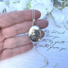 Carica l&#39;immagine nel visualizzatore di Gallery, Vintage 1970s Engraved Forget-Me-Not Sterling Silver Locket Pendant Necklace. Art Nouveau Style Oval Photo Locket &amp; Chain
