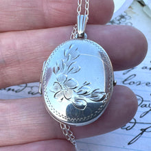 Carica l&#39;immagine nel visualizzatore di Gallery, Vintage 1970s Engraved Forget-Me-Not Sterling Silver Locket Pendant Necklace. Art Nouveau Style Oval Photo Locket &amp; Chain
