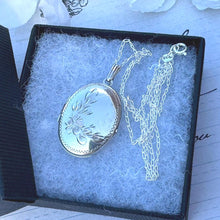 Carica l&#39;immagine nel visualizzatore di Gallery, Vintage 1970s Engraved Forget-Me-Not Sterling Silver Locket Pendant Necklace. Art Nouveau Style Oval Photo Locket &amp; Chain
