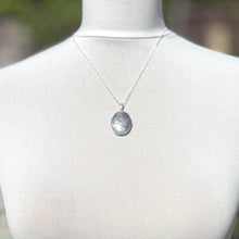 Carica l&#39;immagine nel visualizzatore di Gallery, Vintage 1970s Engraved Forget-Me-Not Sterling Silver Locket Pendant Necklace. Art Nouveau Style Oval Photo Locket &amp; Chain
