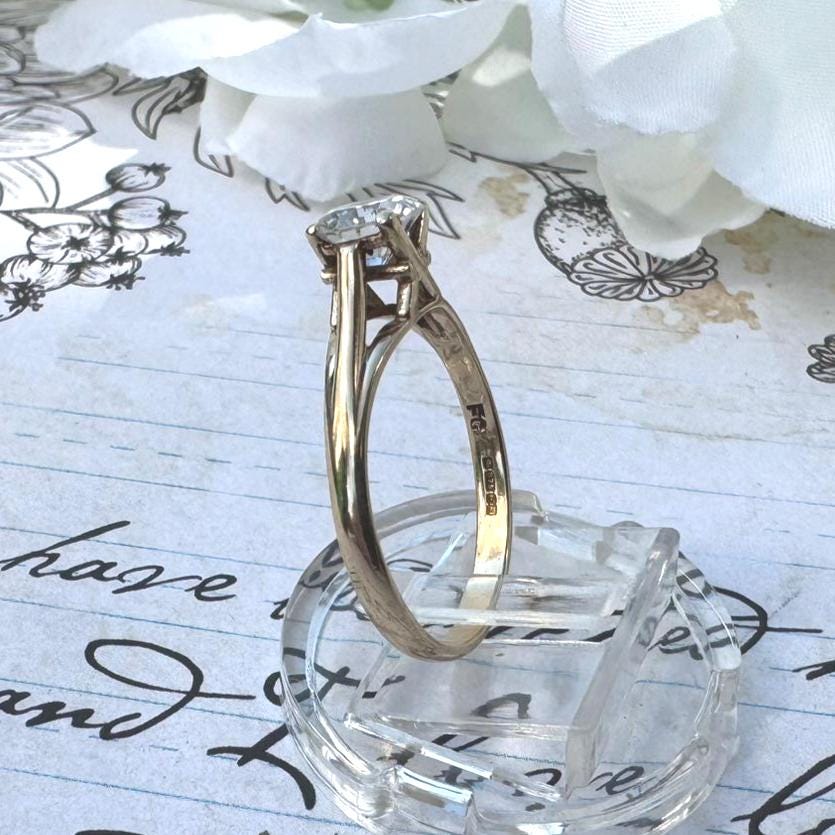 Vintage 9ct Yellow Gold Kiss Setting CZ Crystal 1.0ct Solitaire Ring. Classic 1980s Simulated Diamond Engagement Ring, Size UK O/ US 7
