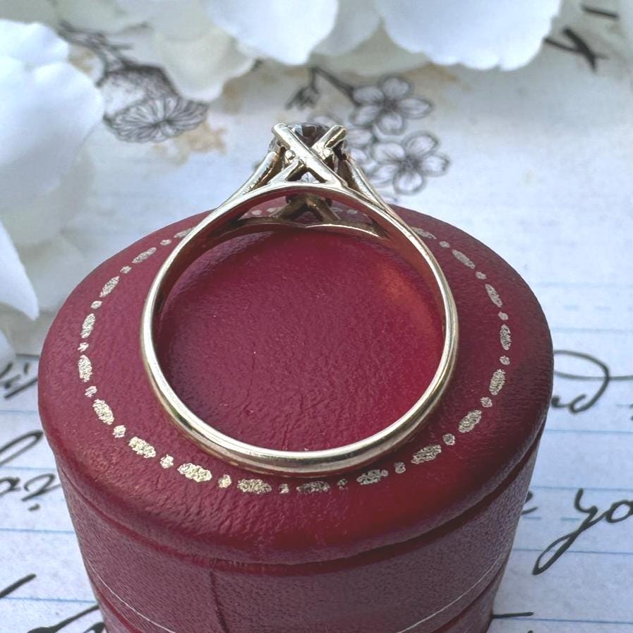Vintage 9ct Yellow Gold Kiss Setting CZ Crystal 1.0ct Solitaire Ring. Classic 1980s Simulated Diamond Engagement Ring, Size UK O/ US 7