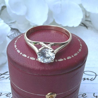Vintage 9ct Yellow Gold Kiss Setting CZ Crystal 1.0ct Solitaire Ring. Classic 1980s Simulated Diamond Engagement Ring, Size UK O/ US 7
