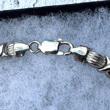 Lade das Bild in den Galerie-Viewer, Vintage Italian Sterling Silver Hug &amp; Kisses Articulated Link Necklace. Tank Track/Book Chain Style Necklace. 17&quot;/43cm Layering Necklace
