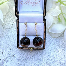 Carica l&#39;immagine nel visualizzatore di Gallery, Antique Art Deco 9ct Gold Scottish Bulls Eye Agate Drop Earrings. Vintage 1920&#39;s Banded Natural Onyx Round Orb Earrings For Pierced Ears
