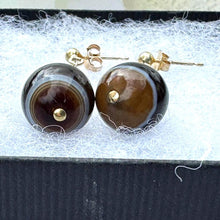 Carica l&#39;immagine nel visualizzatore di Gallery, Antique Art Deco 9ct Gold Scottish Bulls Eye Agate Drop Earrings. Vintage 1920&#39;s Banded Natural Onyx Round Orb Earrings For Pierced Ears
