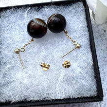Carica l&#39;immagine nel visualizzatore di Gallery, Antique Art Deco 9ct Gold Scottish Bulls Eye Agate Drop Earrings. Vintage 1920&#39;s Banded Natural Onyx Round Orb Earrings For Pierced Ears
