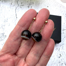 Carica l&#39;immagine nel visualizzatore di Gallery, Antique Art Deco 9ct Gold Scottish Bulls Eye Agate Drop Earrings. Vintage 1920&#39;s Banded Natural Onyx Round Orb Earrings For Pierced Ears
