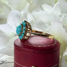 Carica l&#39;immagine nel visualizzatore di Gallery, Vintage 1976 9ct Yellow Gold &amp; Turquoise Cluster Ring. Vibrant Duck-Egg Blue Gemstone Cabochon Halo Ring, Size UK, R-1/2, USA 9
