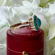 Carica l&#39;immagine nel visualizzatore di Gallery, Vintage 1976 9ct Yellow Gold &amp; Turquoise Cluster Ring. Vibrant Duck-Egg Blue Gemstone Cabochon Halo Ring, Size UK, R-1/2, USA 9
