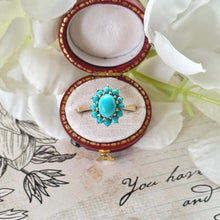 Carica l&#39;immagine nel visualizzatore di Gallery, Vintage 1976 9ct Yellow Gold &amp; Turquoise Cluster Ring. Vibrant Duck-Egg Blue Gemstone Cabochon Halo Ring, Size UK, R-1/2, USA 9
