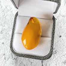 画像をギャラリービューアに読み込む, Vintage 1980&#39;s Huge 30ct Natural Butterscotch Baltic Amber Statement Ring. Free-Form Pear /Teardrop Shaped Carved Amber Ring, Size N-1/2 / 7
