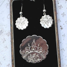 Carica l&#39;immagine nel visualizzatore di Gallery, Rare Antique Victorian Aesthetic Engraved Sterling Silver Scottish Thistle Locket Brooch &amp; Earring Set In Original Fitted Jewellery Case
