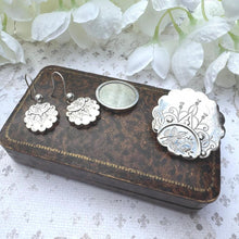 Carica l&#39;immagine nel visualizzatore di Gallery, Rare Antique Victorian Aesthetic Engraved Sterling Silver Scottish Thistle Locket Brooch &amp; Earring Set In Original Fitted Jewellery Case
