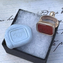 Cargar imagen en el visor de la galería, Antique Georgian 9ct Gold-Cased Intaglio Seal Fob Pendant. Yellow Gold Carved Carnelian Wax Seal Pendant/Charm. &quot;RW&quot; Monogram Intaglio Fob
