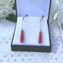 Carica l&#39;immagine nel visualizzatore di Gallery, Antique Edwardian 9ct Gold &amp; Coral Long Tapered Drop Earrings. Art Deco Screw-Back Natural Mediterranean Red Coral Carved Torpedo Earrings.
