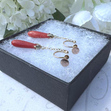 Carica l&#39;immagine nel visualizzatore di Gallery, Antique Edwardian 9ct Gold &amp; Coral Long Tapered Drop Earrings. Art Deco Screw-Back Natural Mediterranean Red Coral Carved Torpedo Earrings.
