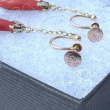 Carica l&#39;immagine nel visualizzatore di Gallery, Antique Edwardian 9ct Gold &amp; Coral Long Tapered Drop Earrings. Art Deco Screw-Back Natural Mediterranean Red Coral Carved Torpedo Earrings.
