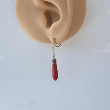 Carica l&#39;immagine nel visualizzatore di Gallery, Antique Edwardian 9ct Gold &amp; Coral Long Tapered Drop Earrings. Art Deco Screw-Back Natural Mediterranean Red Coral Carved Torpedo Earrings.
