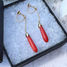 Carica l&#39;immagine nel visualizzatore di Gallery, Antique Edwardian 9ct Gold &amp; Coral Long Tapered Drop Earrings. Art Deco Screw-Back Natural Mediterranean Red Coral Carved Torpedo Earrings.
