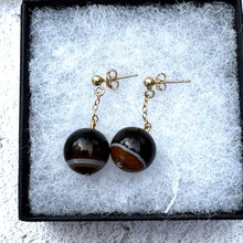 Carica l&#39;immagine nel visualizzatore di Gallery, Antique Art Deco 9ct Gold Scottish Bulls Eye Agate Drop Earrings. Vintage 1920&#39;s Banded Natural Onyx Round Orb Earrings For Pierced Ears
