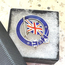 Carica l&#39;immagine nel visualizzatore di Gallery, Antique Sterling Silver Enamel Royal Garter &amp; Union Jack Sweetheart Brooch, Dated 1914. First World War Love Token Patriotic Jewellery
