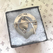 Carica l&#39;immagine nel visualizzatore di Gallery, Antique Sterling Silver Enamel Royal Garter &amp; Union Jack Sweetheart Brooch, Dated 1914. First World War Love Token Patriotic Jewellery
