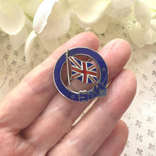 Carica l&#39;immagine nel visualizzatore di Gallery, Antique Sterling Silver Enamel Royal Garter &amp; Union Jack Sweetheart Brooch, Dated 1914. First World War Love Token Patriotic Jewellery
