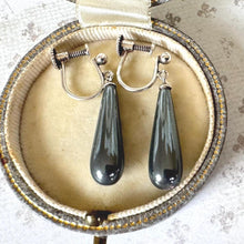 Carica l&#39;immagine nel visualizzatore di Gallery, Antique Art Deco Black Spinel Sterling Silver Torpedo Earrings. Black Gemstone Teardrop Earrings. Vintage 1930s Screw-Back Drop Earrings
