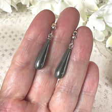 Carica l&#39;immagine nel visualizzatore di Gallery, Antique Art Deco Black Spinel Sterling Silver Torpedo Earrings. Black Gemstone Teardrop Earrings. Vintage 1930s Screw-Back Drop Earrings
