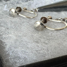 Carica l&#39;immagine nel visualizzatore di Gallery, Antique Art Deco Black Spinel Sterling Silver Torpedo Earrings. Black Gemstone Teardrop Earrings. Vintage 1930s Screw-Back Drop Earrings
