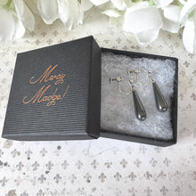 Carica l&#39;immagine nel visualizzatore di Gallery, Antique Art Deco Black Spinel Sterling Silver Torpedo Earrings. Black Gemstone Teardrop Earrings. Vintage 1930s Screw-Back Drop Earrings
