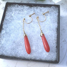 Carica l&#39;immagine nel visualizzatore di Gallery, Antique Edwardian 9ct Gold &amp; Coral Long Tapered Drop Earrings. Art Deco Screw-Back Natural Mediterranean Red Coral Carved Torpedo Earrings.
