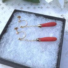 Carica l&#39;immagine nel visualizzatore di Gallery, Antique Edwardian 9ct Gold &amp; Coral Long Tapered Drop Earrings. Art Deco Screw-Back Natural Mediterranean Red Coral Carved Torpedo Earrings.
