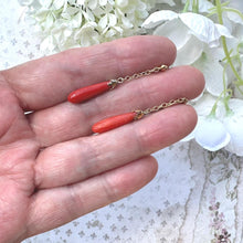 Carica l&#39;immagine nel visualizzatore di Gallery, Antique Edwardian 9ct Gold &amp; Coral Long Tapered Drop Earrings. Art Deco Screw-Back Natural Mediterranean Red Coral Carved Torpedo Earrings.
