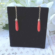 Carica l&#39;immagine nel visualizzatore di Gallery, Antique Edwardian 9ct Gold &amp; Coral Long Tapered Drop Earrings. Art Deco Screw-Back Natural Mediterranean Red Coral Carved Torpedo Earrings.
