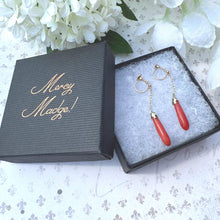 Carica l&#39;immagine nel visualizzatore di Gallery, Antique Edwardian 9ct Gold &amp; Coral Long Tapered Drop Earrings. Art Deco Screw-Back Natural Mediterranean Red Coral Carved Torpedo Earrings.
