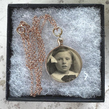 Lade das Bild in den Galerie-Viewer, Edwardian 9ct Gold Picture Pendant Locket Necklace, Dated 1903. Antique Rosy Gold Spectacle Setting Photo Pendant &amp; Belcher/Rolo Chain
