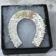 Cargar imagen en el visor de la galería, Victorian Large Silver &amp; Gold Lucky Horseshoe Brooch, Birmingham 1880. Antique Aesthetic Engraved Sweetheart Brooch/Lapel/Cravat/Stock Pin
