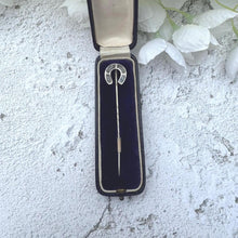Charger l&#39;image dans la galerie, Antique Victorian Sterling Silver &amp; Scottish Agate Horseshoe Stick Pin, Cased. Horseshoe Stock/Cravat/Tie Pin. Equestrian/Wedding Jewelry
